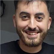 Maestro de Educación Primaria imparte clases de apoyo de diversas materias a todos los niveles de esta etapa